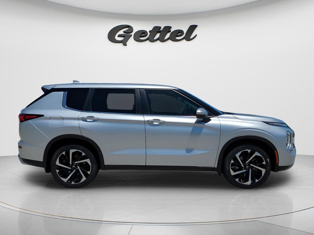 Used 2023 Mitsubishi Outlander SE image 4