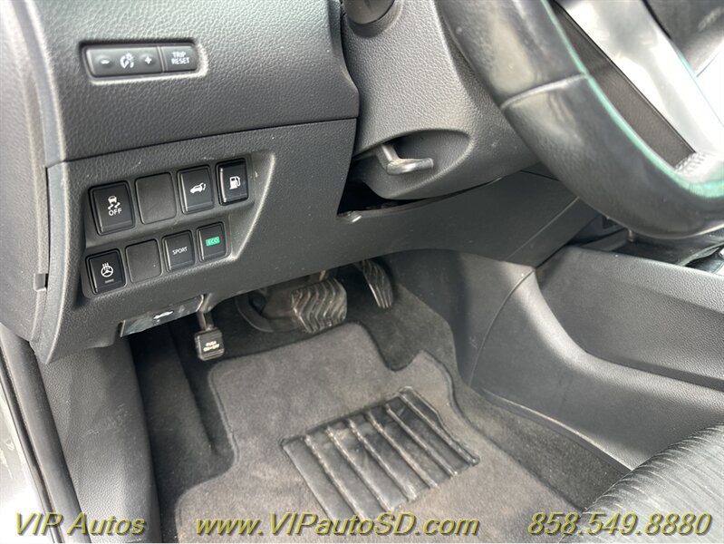 Used 2018 Nissan Rogue SV w/ Premium Package FWD image 31