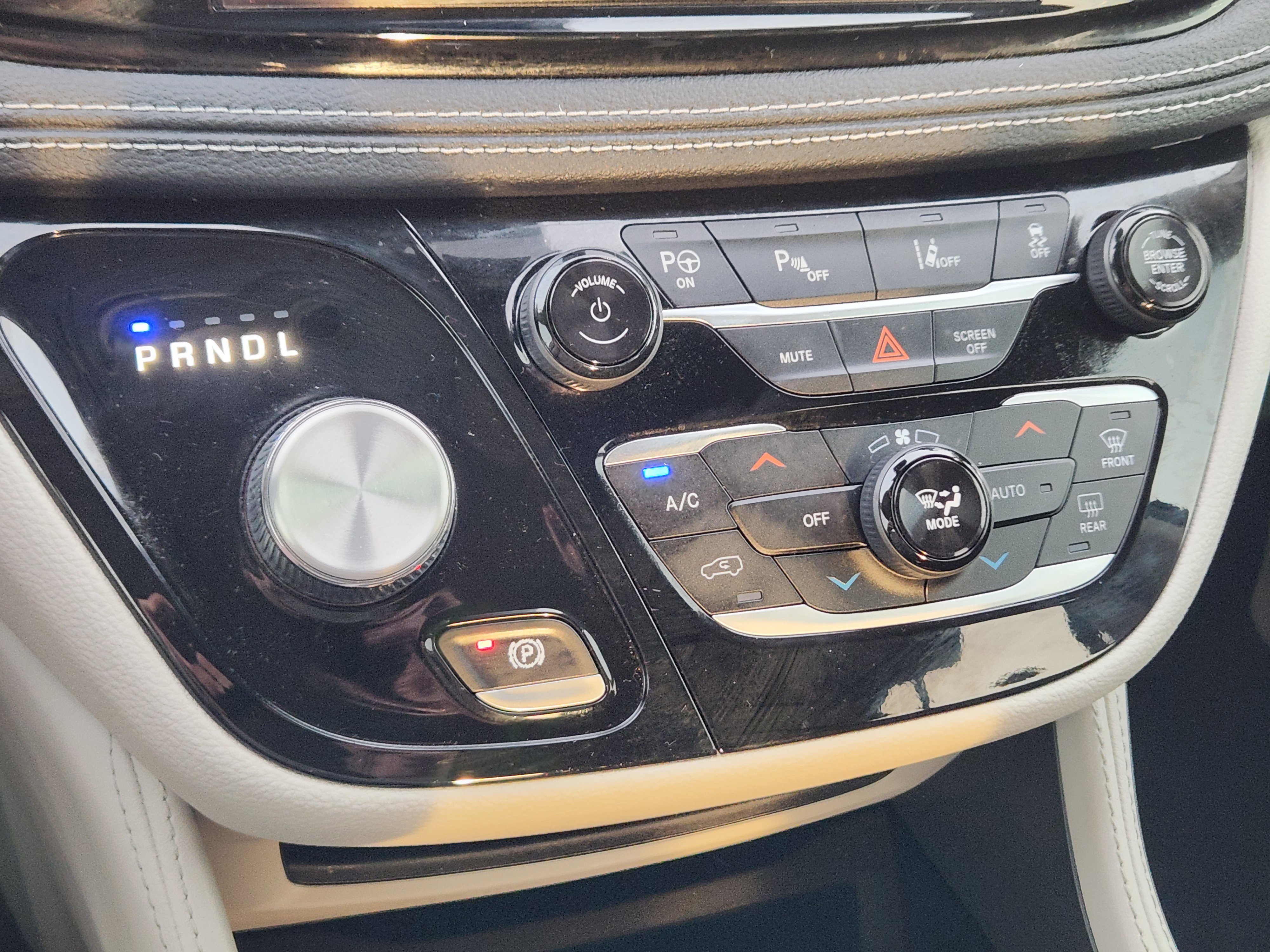 Used 2022 Chrysler Pacifica Limited image 11