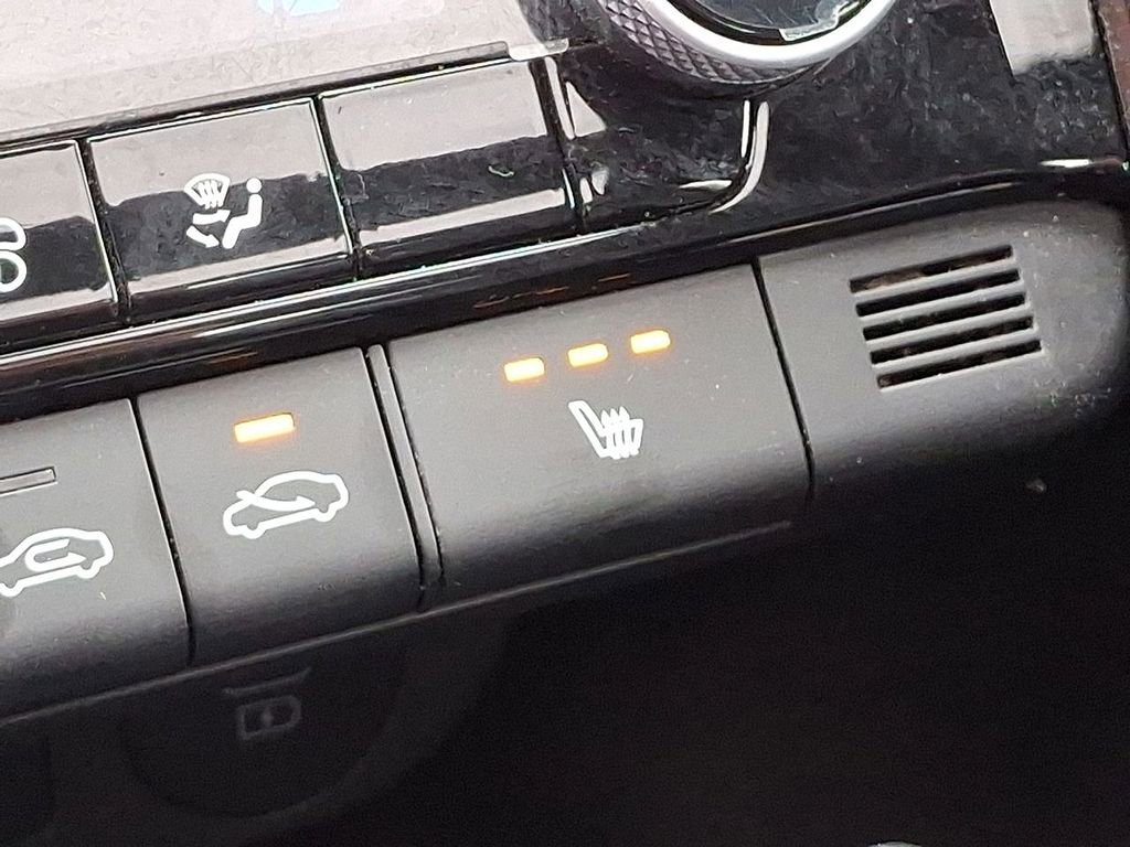 Used 2024 Hyundai Elantra Limited image 19