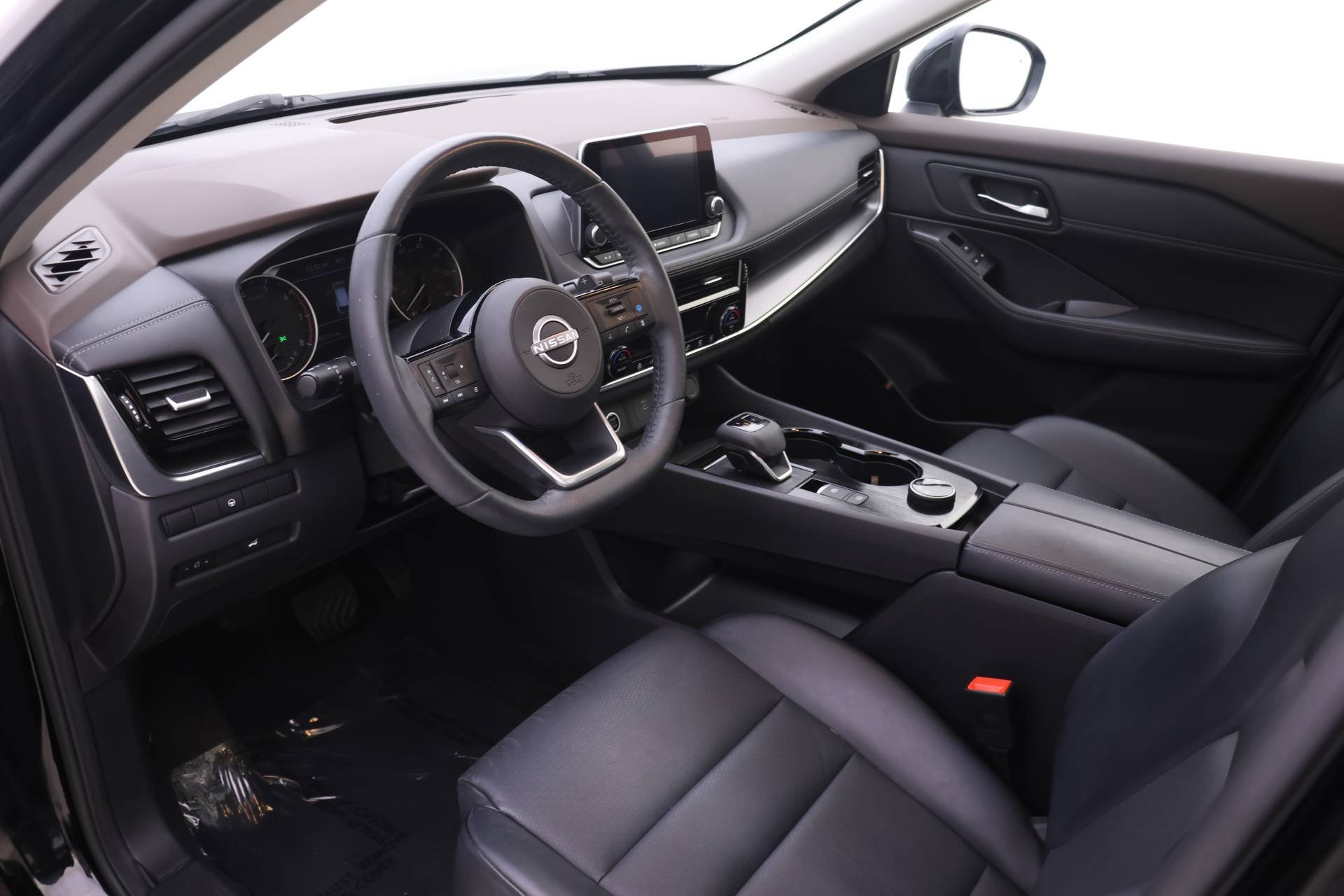 Used 2022 Nissan Rogue SV w/ SV Premium Package image 3