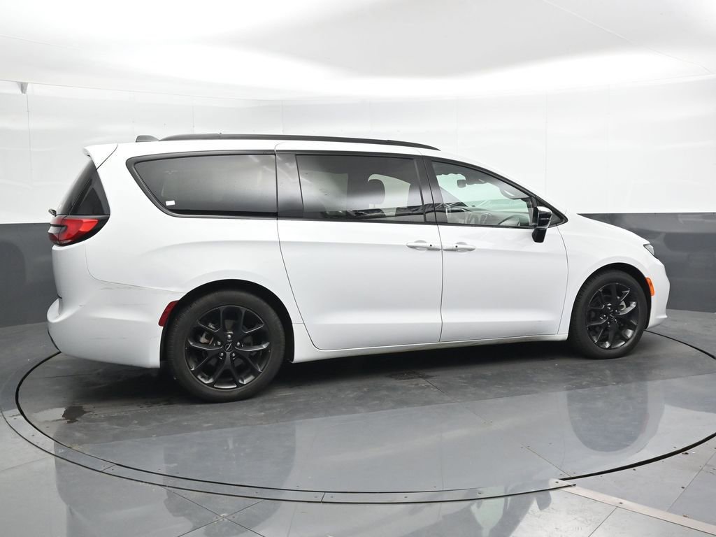 Used 2025 Chrysler Pacifica Limited FWD image 2