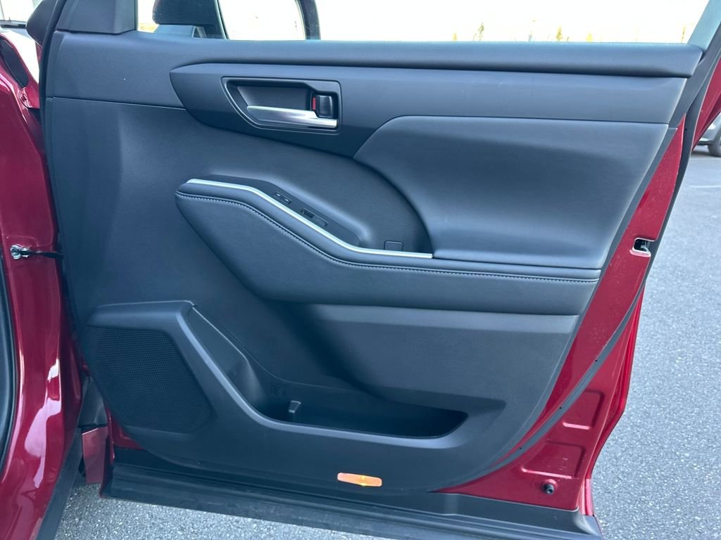 Used 2023 Toyota Highlander XLE image 18