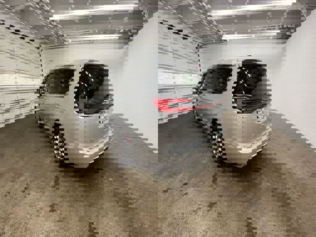 Used 2024 Chrysler Pacifica Touring-L image 4