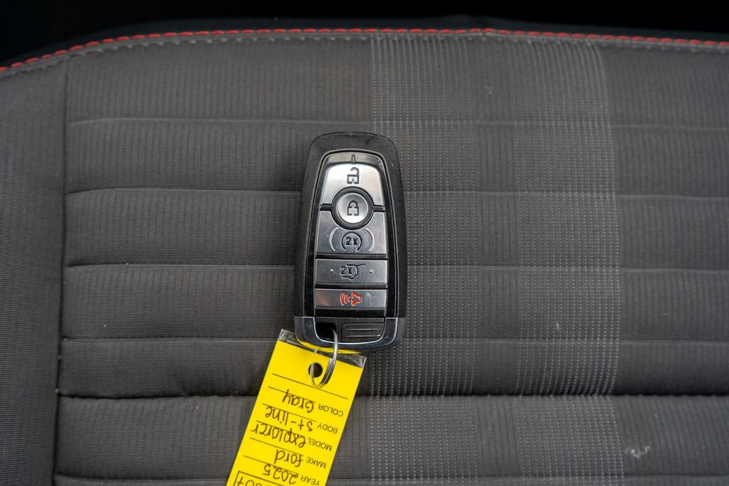 Used 2025 Ford Explorer ST-Line w/ ST-Line Street Pack AWD/4WD image 31