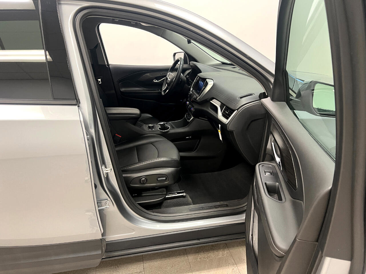 Used 2024 GMC Terrain SLT image 21