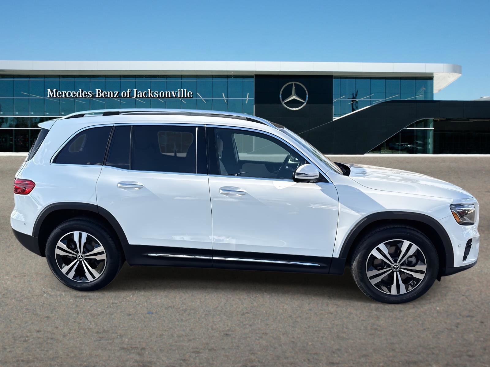 Used 2025 Mercedes-Benz GLB 250 image 2