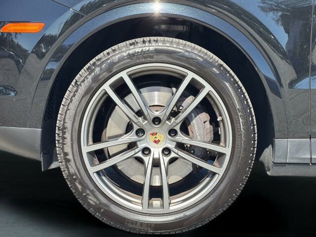 Used 2023 Porsche Cayenne Platinum Edition image 36