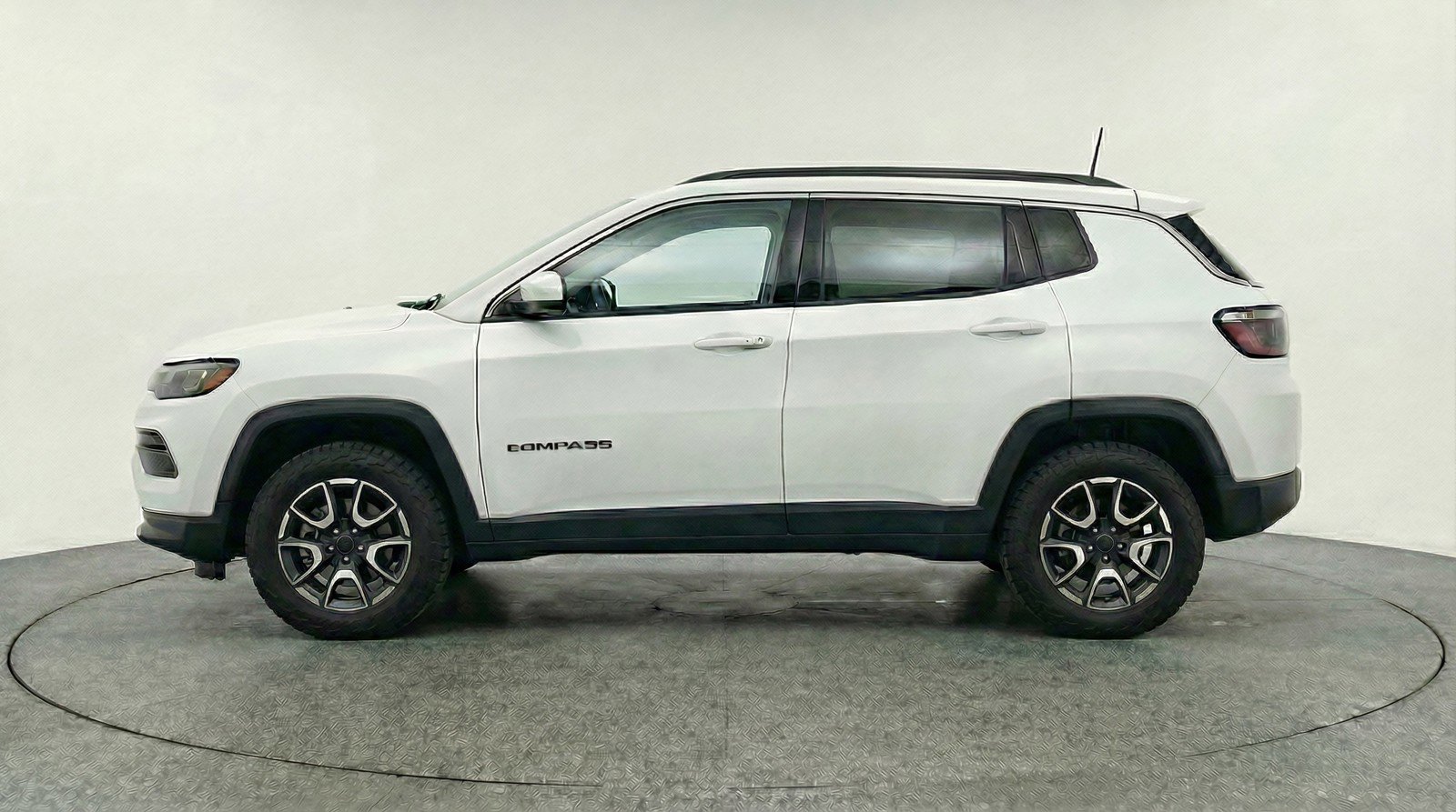 Used 2025 Jeep Compass Trailhawk AWD/4WD image 3
