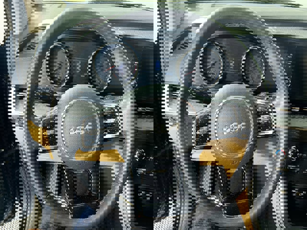 Used 2023 Kia Carnival LX image 15