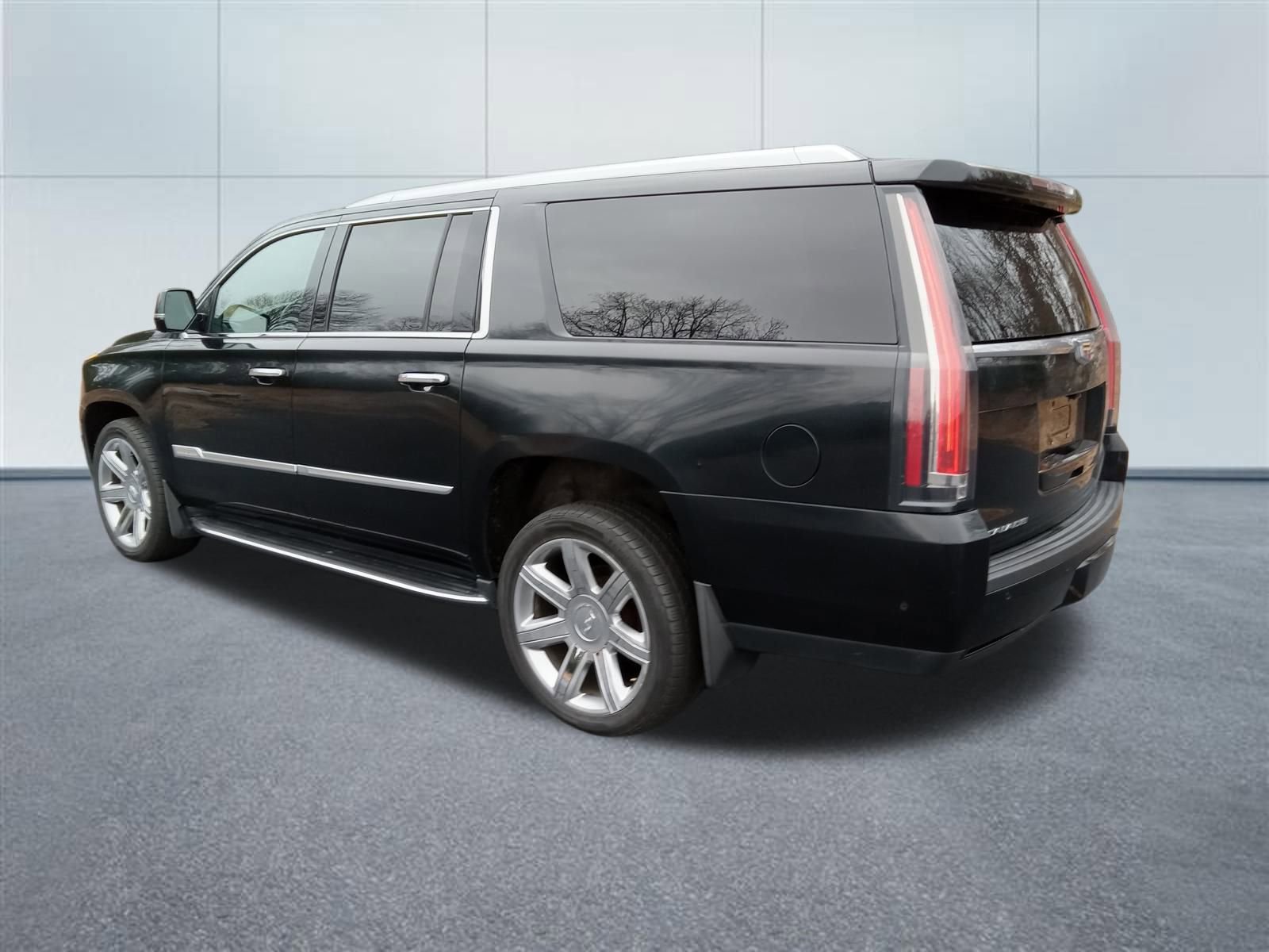 Used 2019 Cadillac Escalade ESV Luxury image 3