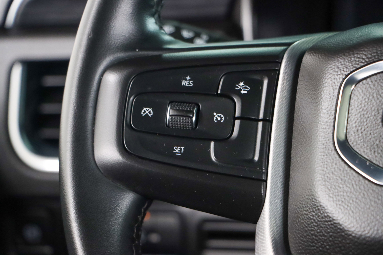 Used 2023 GMC Yukon SLT image 14