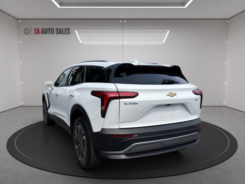 Used 2024 Chevrolet Blazer EV AWD LT w/ 2LT image 3