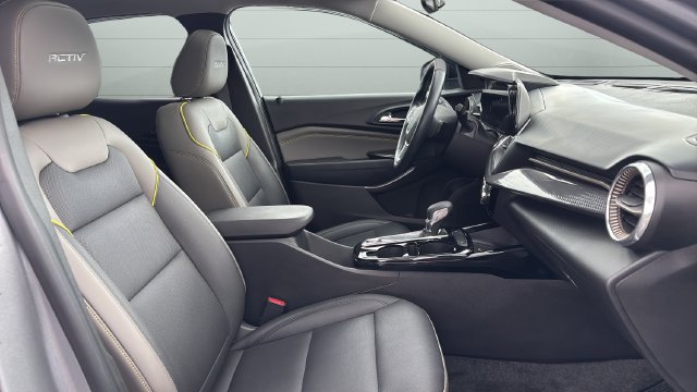Used 2025 Chevrolet Trax ACTIV w/ Sunroof Package FWD image 25