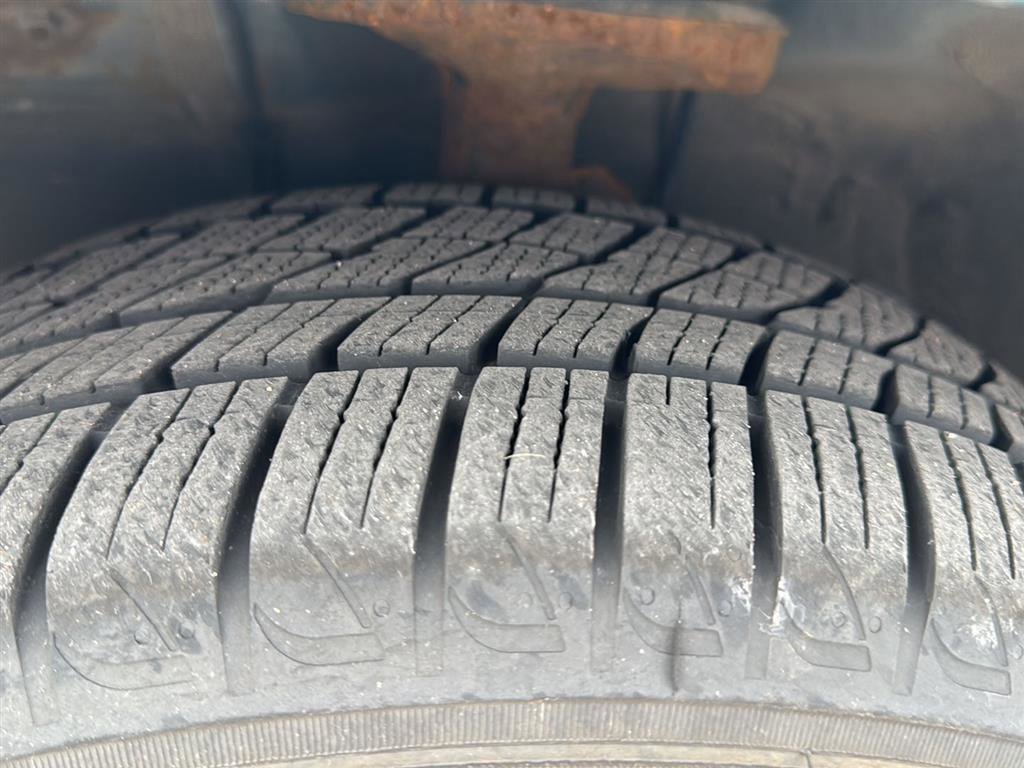 Used 2009 Pontiac Vibe w/ Preferred Package image 4