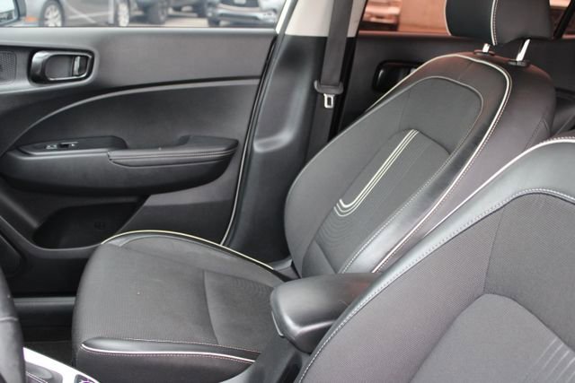 Used 2022 Hyundai Venue Limited image 27