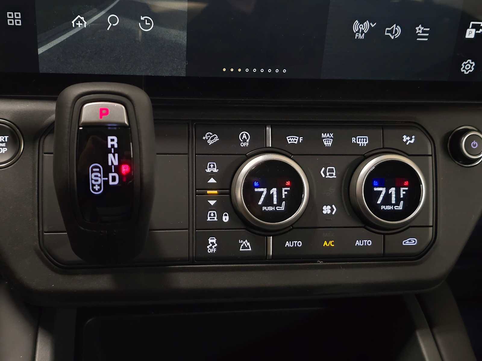 New 2026 Land Rover Defender 130 X-Dynamic SE image 27