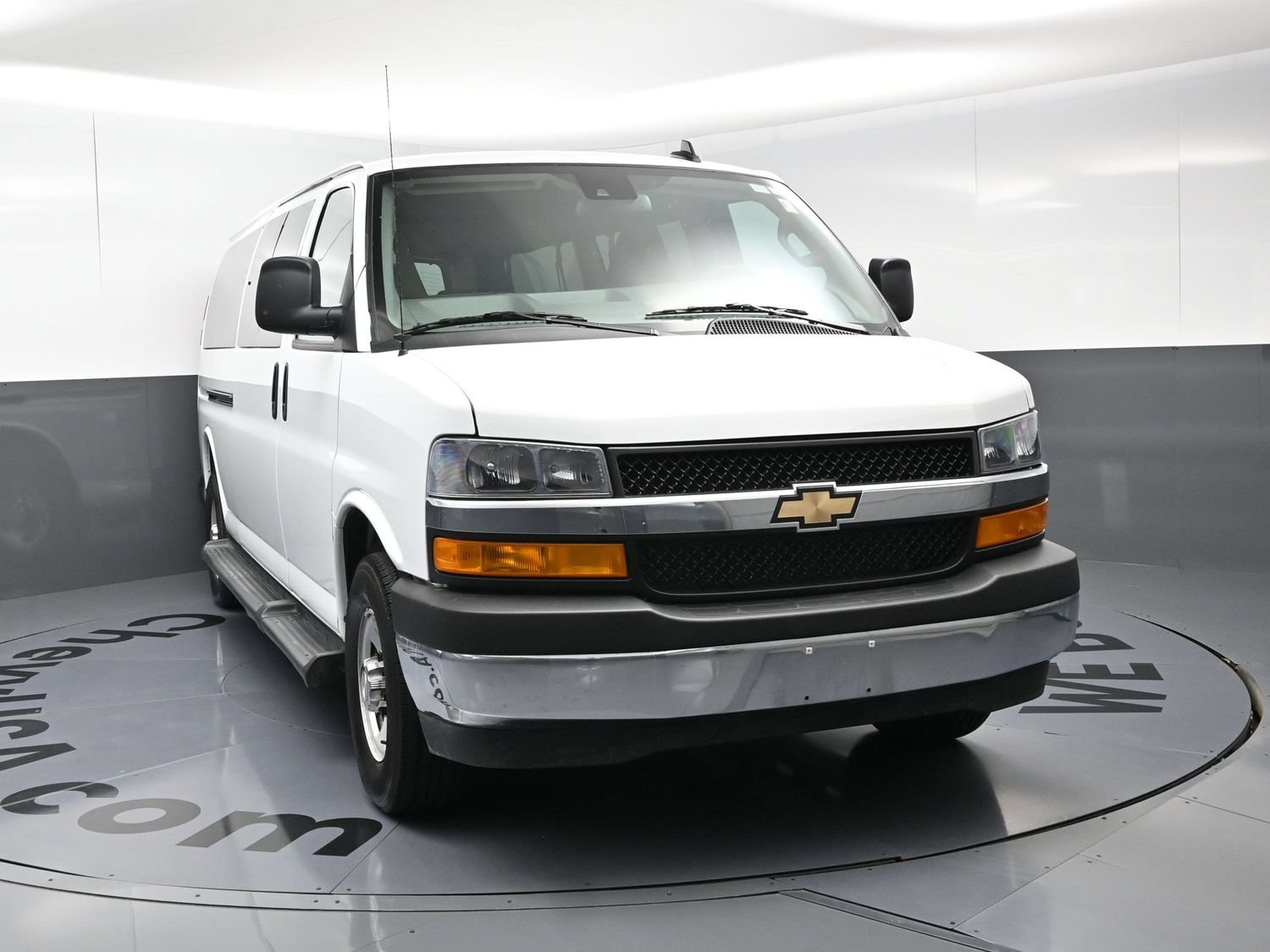 Used 2025 Chevrolet Express 3500 LT w/ LT Preferred Equipment Group RWD image 3