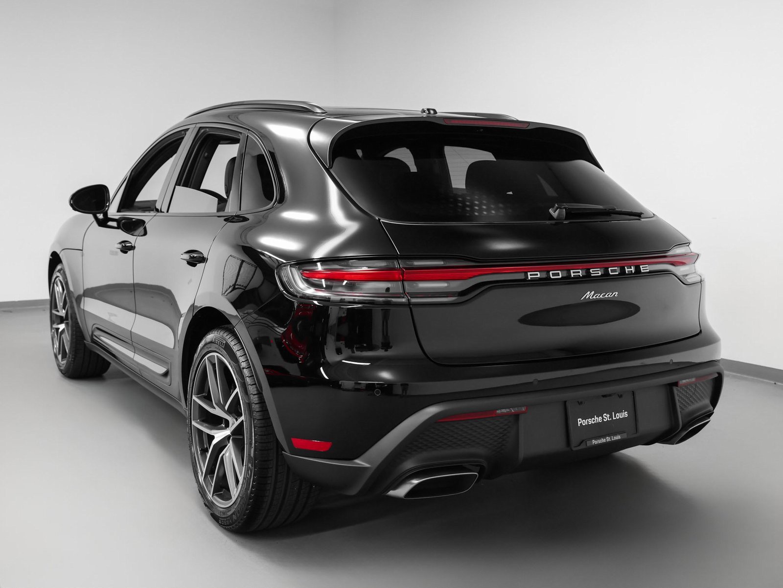 Certified 2025 Porsche Macan image 3