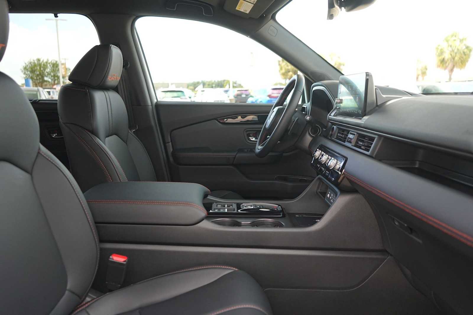 Used 2025 Honda Pilot TrailSport image 15