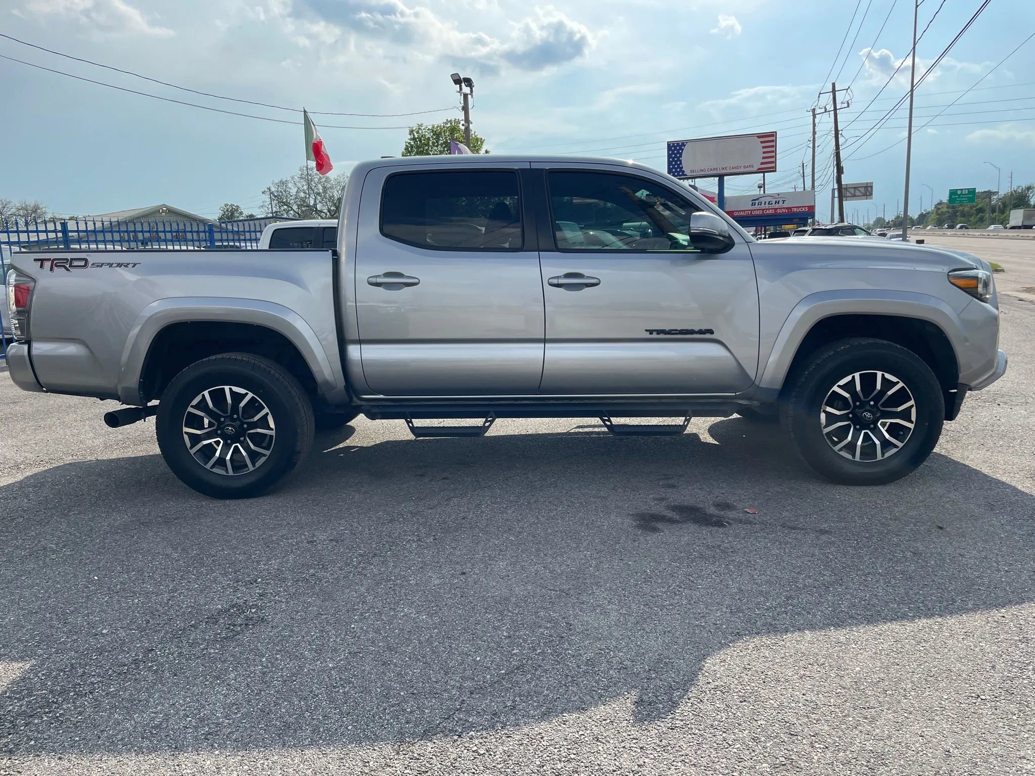 Used 2021 Toyota Tacoma TRD Sport w/ Technology Package image 4