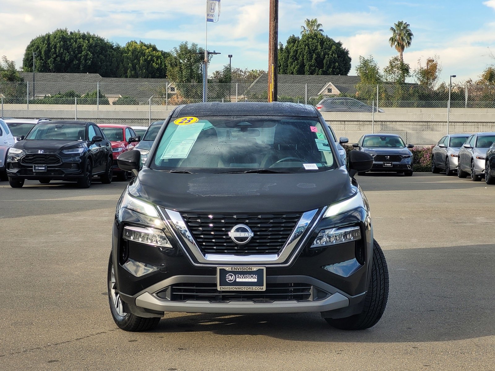 Used 2023 Nissan Rogue SV image 2