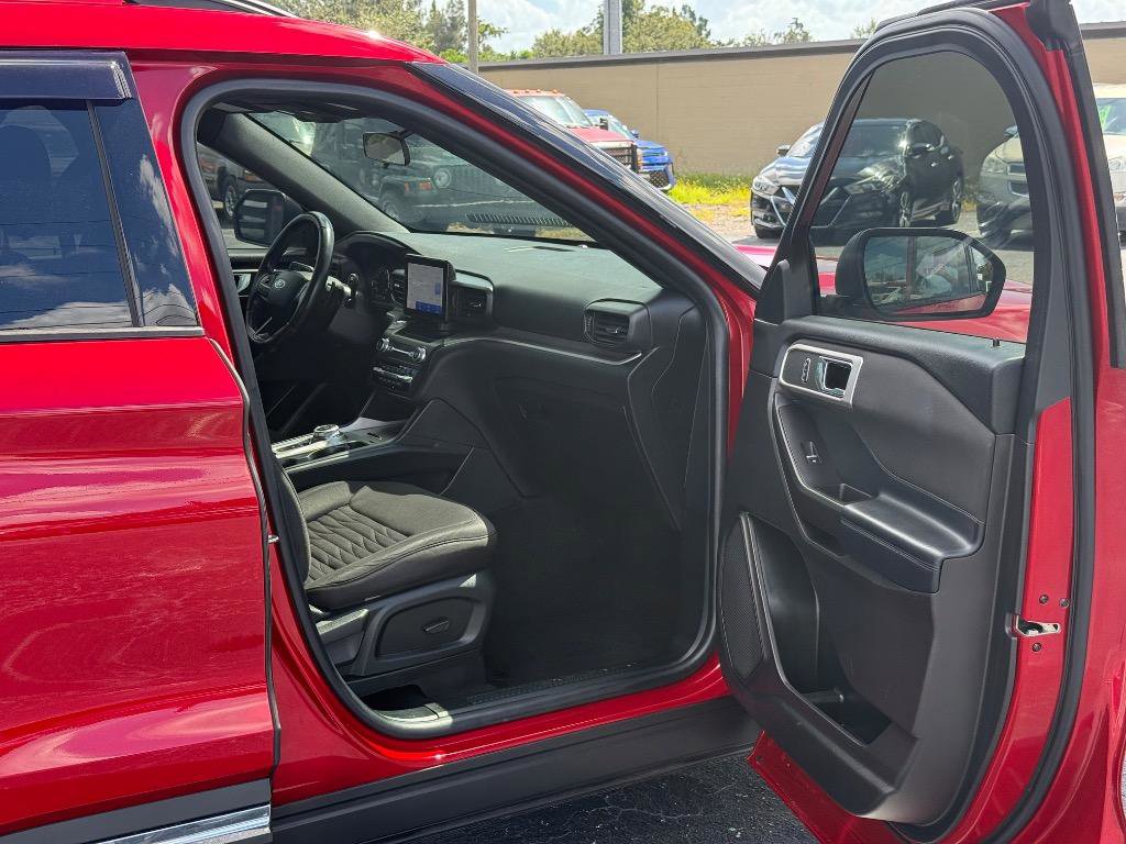 Used 2020 Ford Explorer XLT image 16