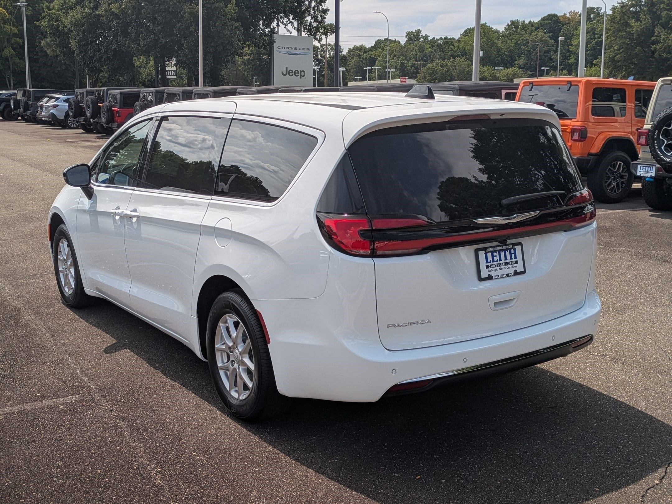New 2026 Chrysler Pacifica Select image 7