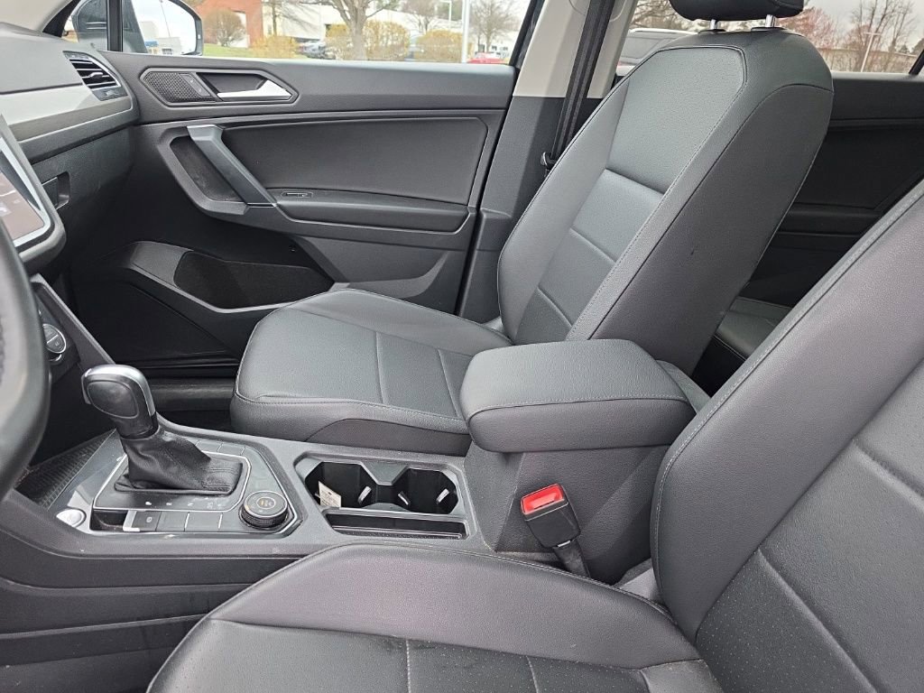 Used 2020 Volkswagen Tiguan SE w/ Panoramic Sunroof Package image 24