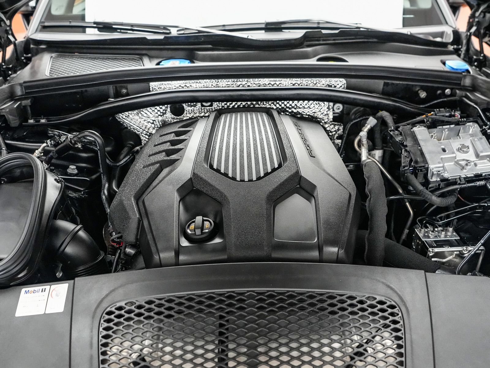 Certified 2024 Porsche Macan AWD/4WD image 30