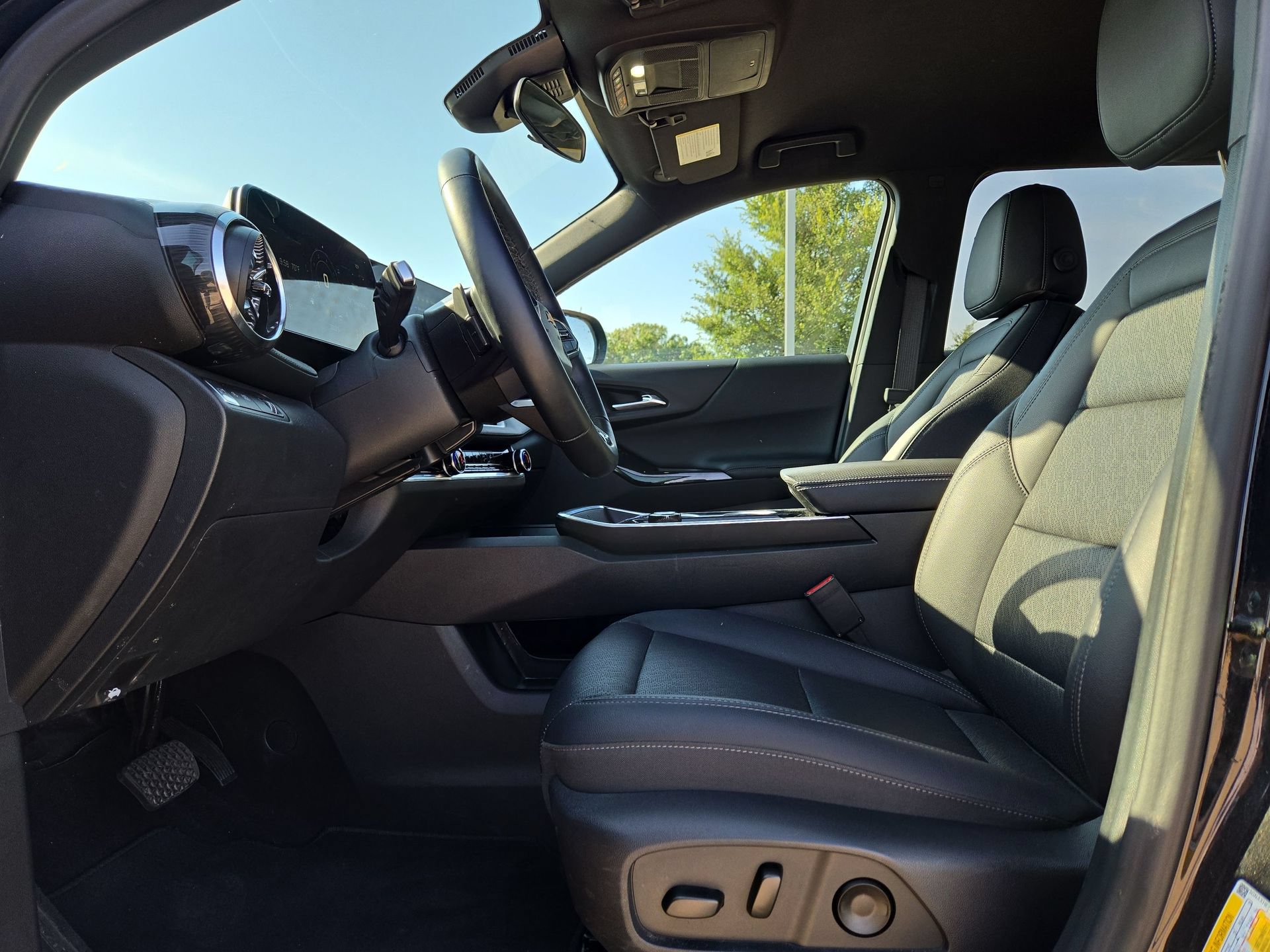 Used 2026 Chevrolet Equinox LT w/ Convenience Package II FWD image 16