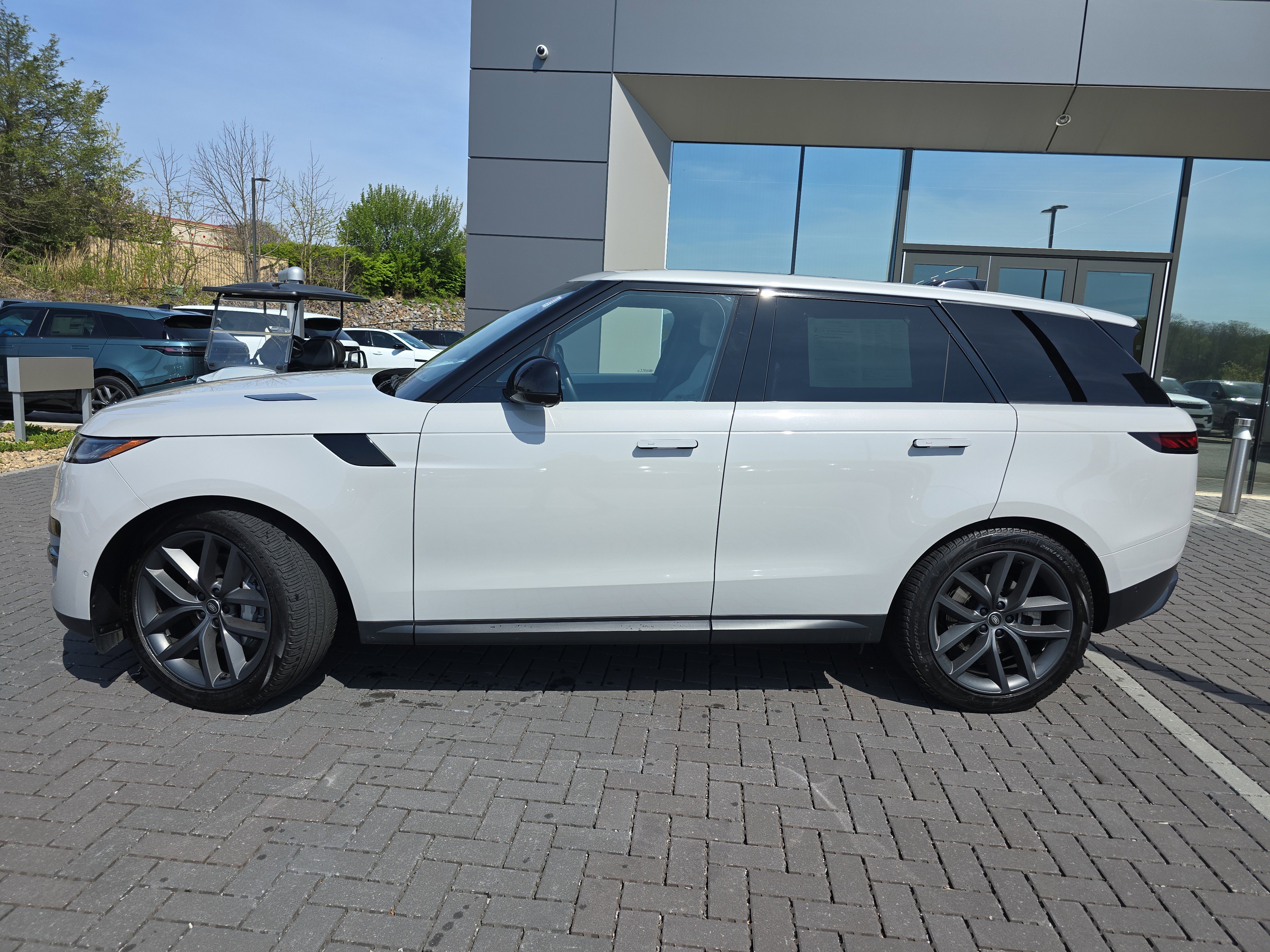 Used 2025 Land Rover Range Rover Sport SE AWD/4WD image 9