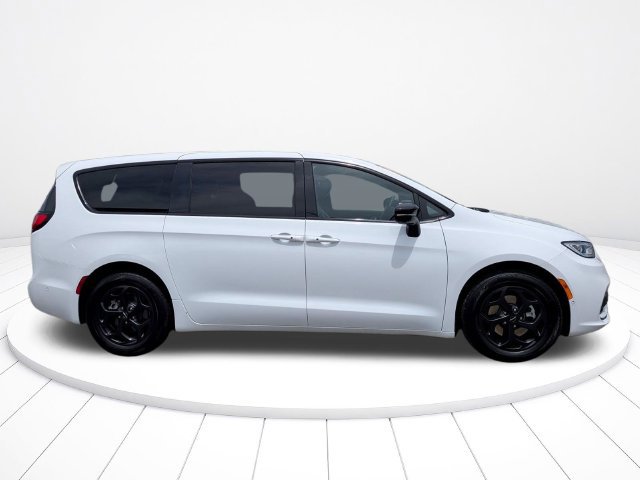 Used 2024 Chrysler Pacifica Limited FWD image 2