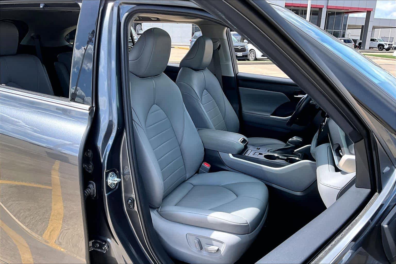 Used 2021 Toyota Highlander XLE FWD image 9