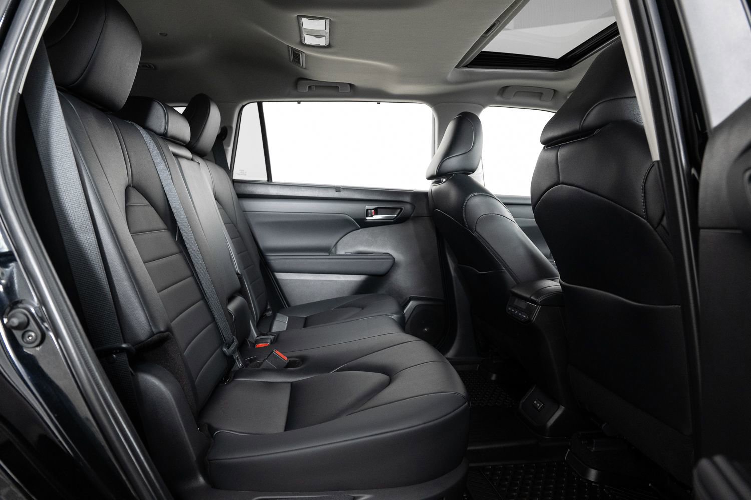 Used 2024 Toyota Highlander XLE image 25