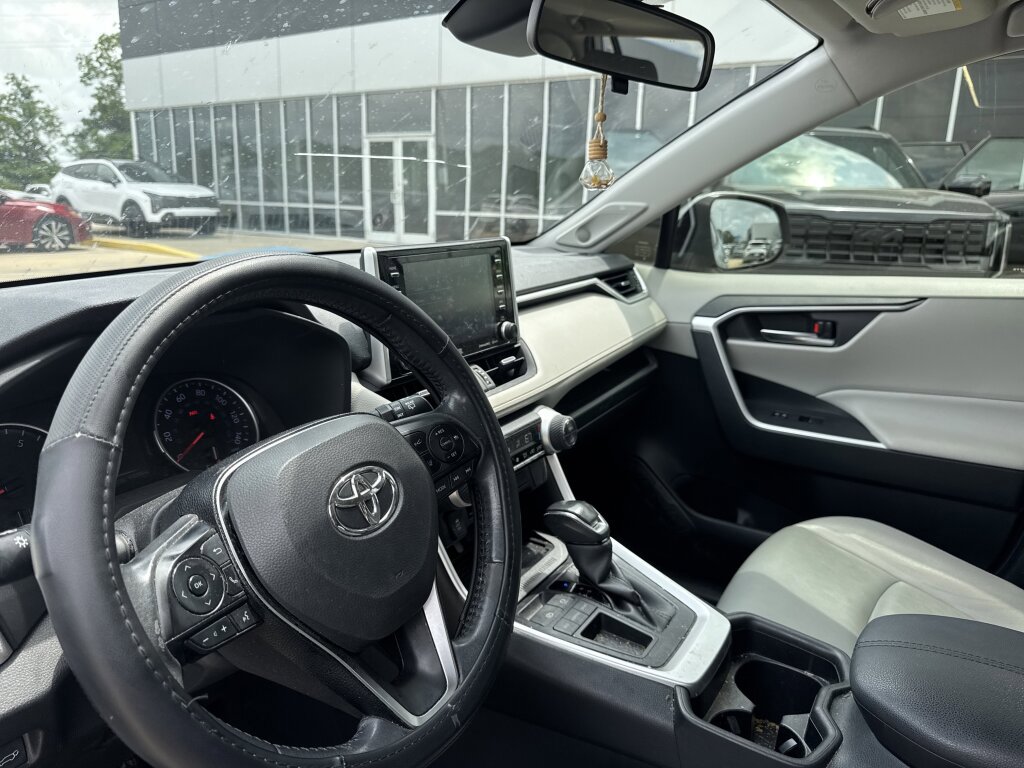 Used 2019 Toyota RAV4 XLE Premium FWD image 19