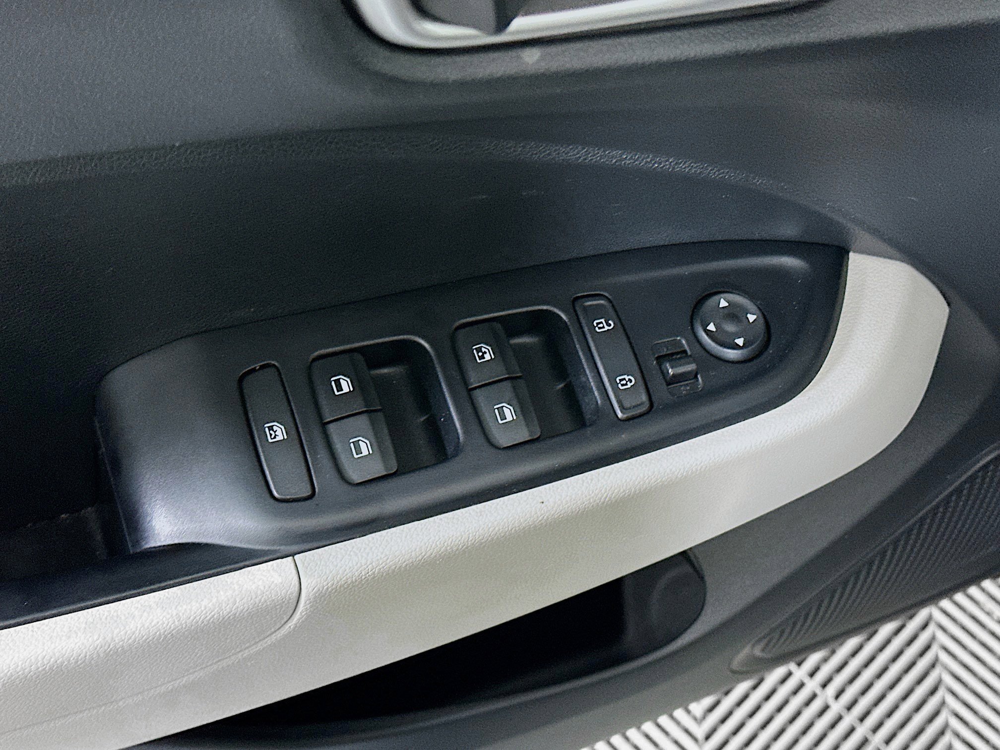 Used 2025 Hyundai Venue SEL FWD image 15