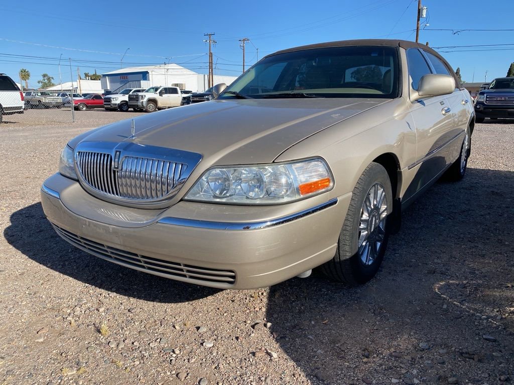 Used 2008 Lincoln Town Car Signature Limited image 2