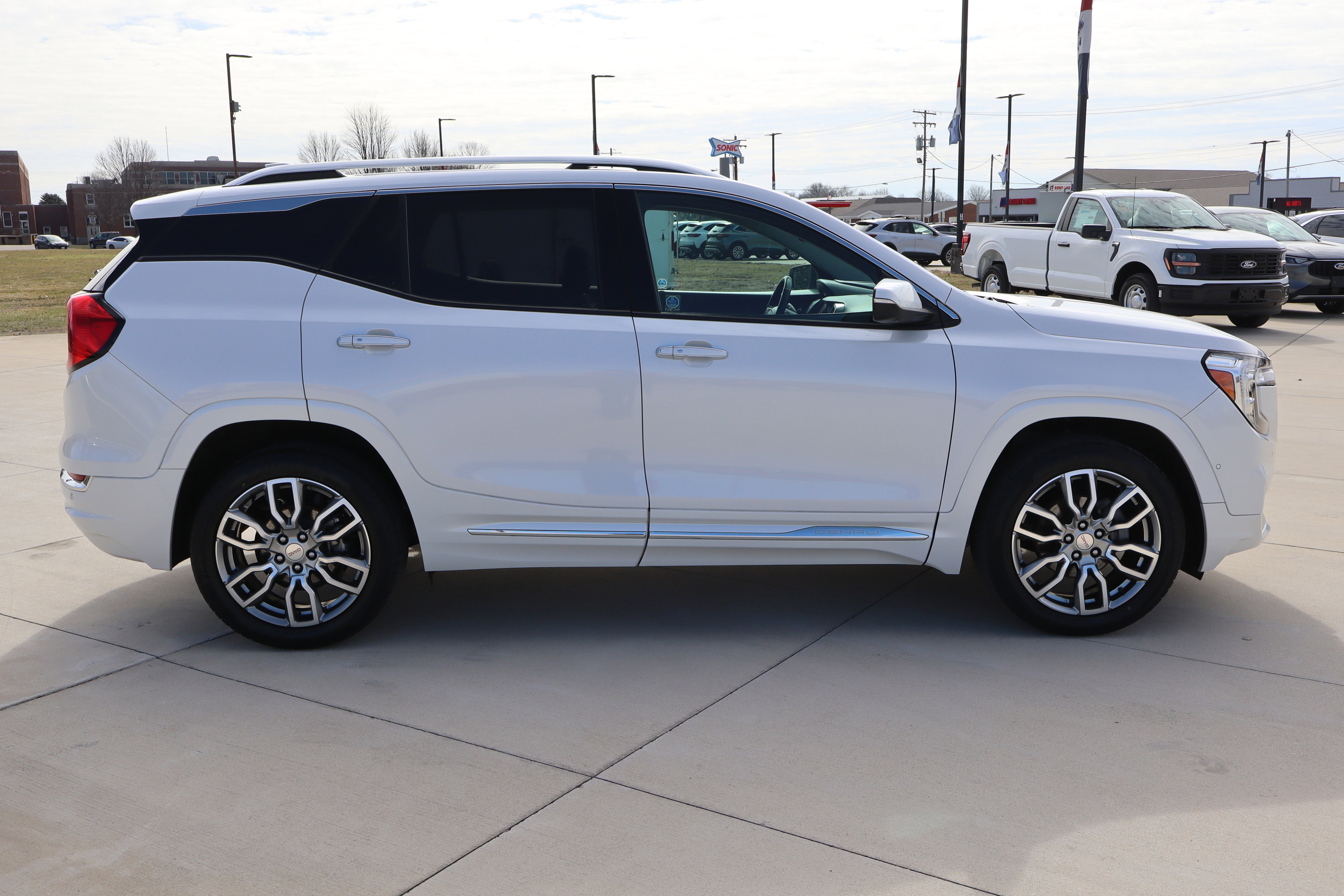 Used 2023 GMC Terrain Denali w/ Denali Premium Package image 5