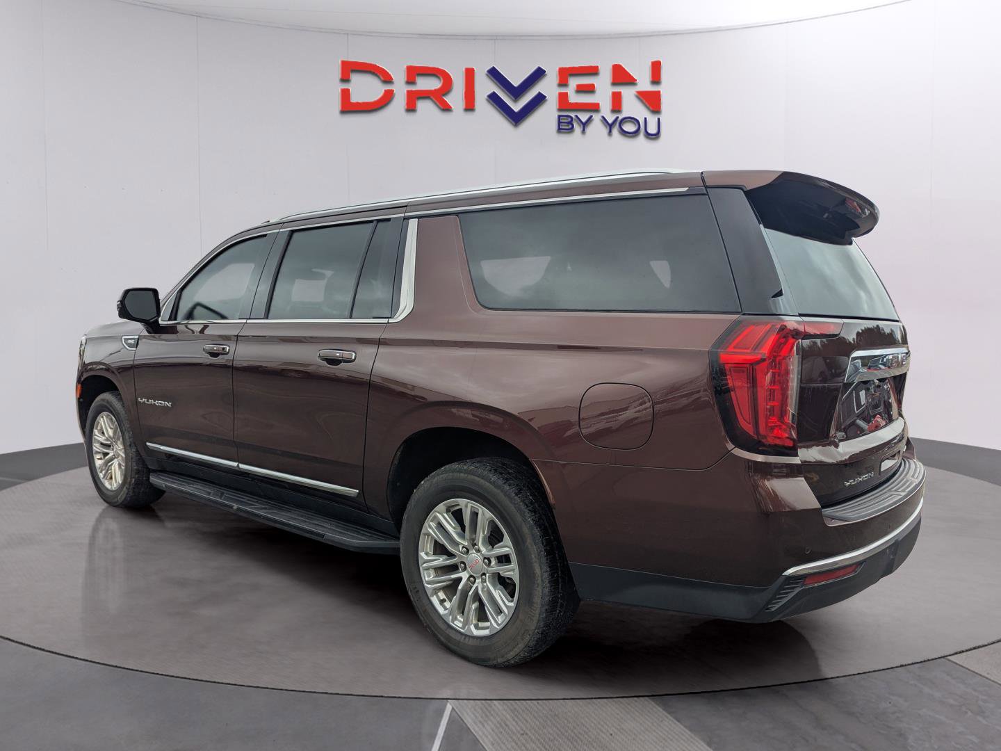 Used 2022 GMC Yukon XL SLT w/ SLT Luxury Package image 3