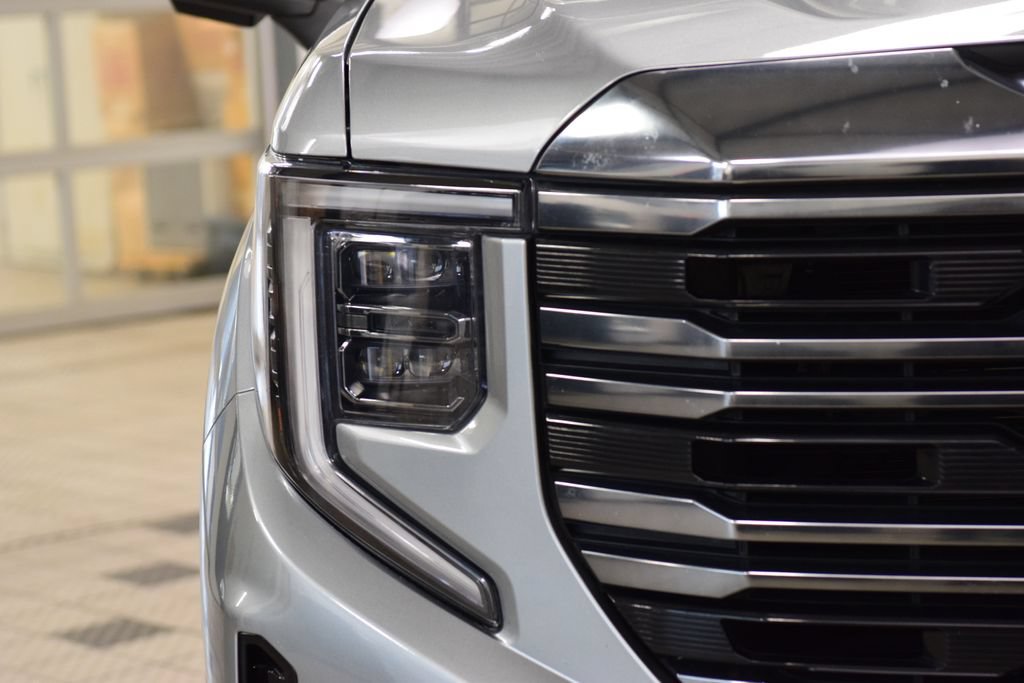 Used 2023 GMC Sierra 1500 AT4 w/ Technology Package AWD/4WD image 11