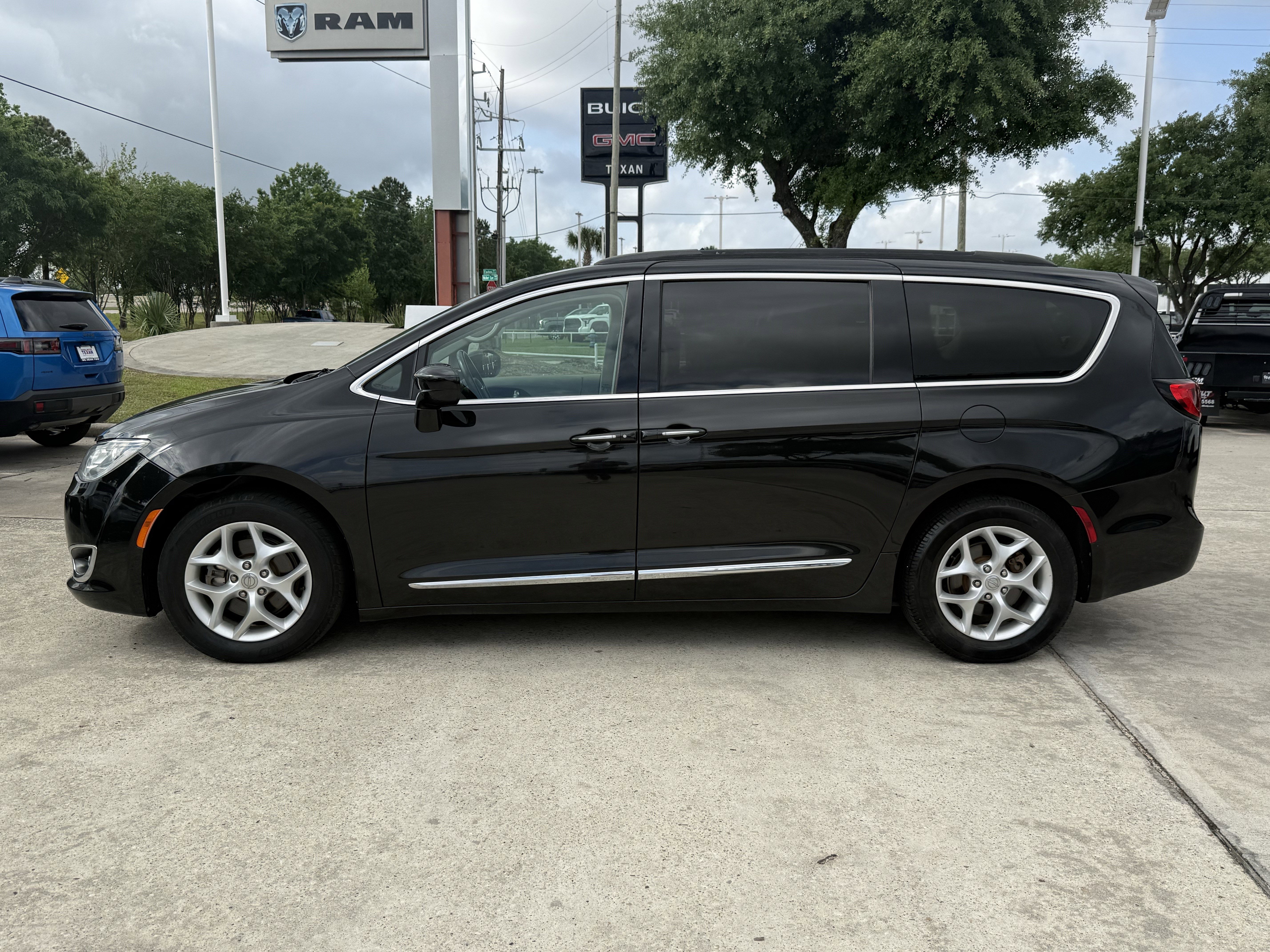Used 2017 Chrysler Pacifica Touring-L w/ Tire & Wheel Group image 14