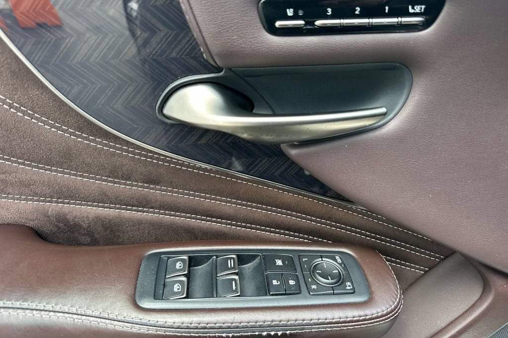 Used 2018 Lexus LS 500 w/ Luxury Package RWD image 11