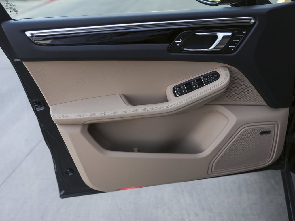 Certified 2026 Porsche Macan AWD/4WD image 30
