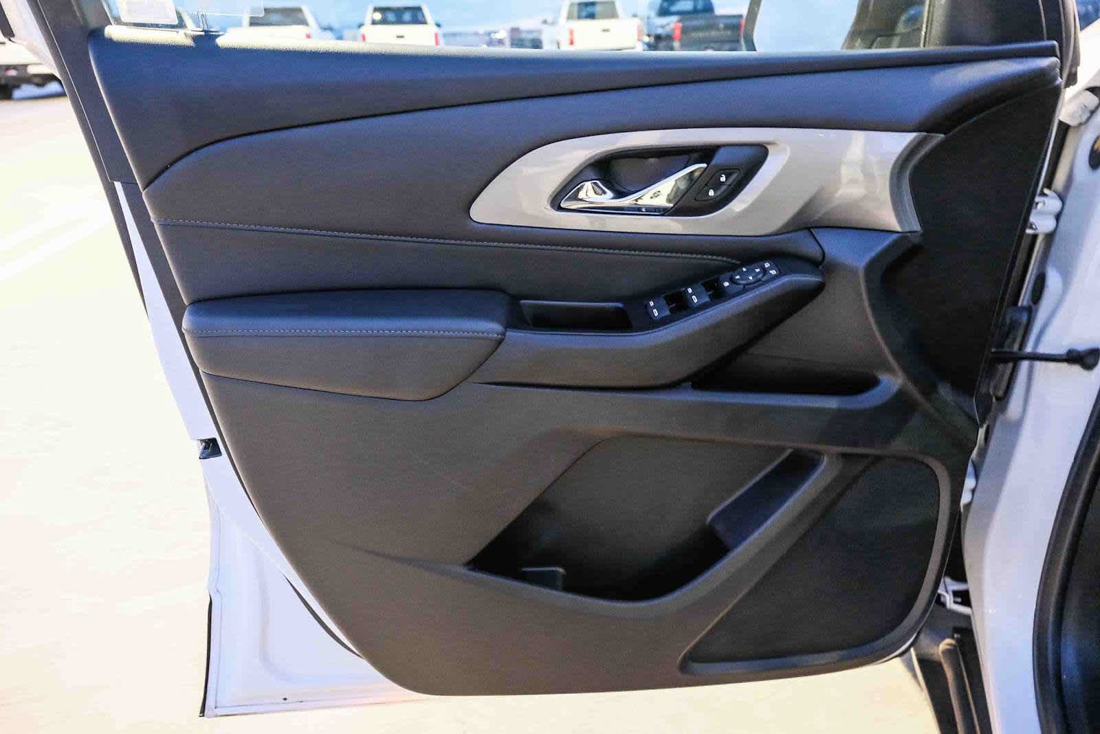 Used 2023 Chevrolet Traverse LT FWD image 23