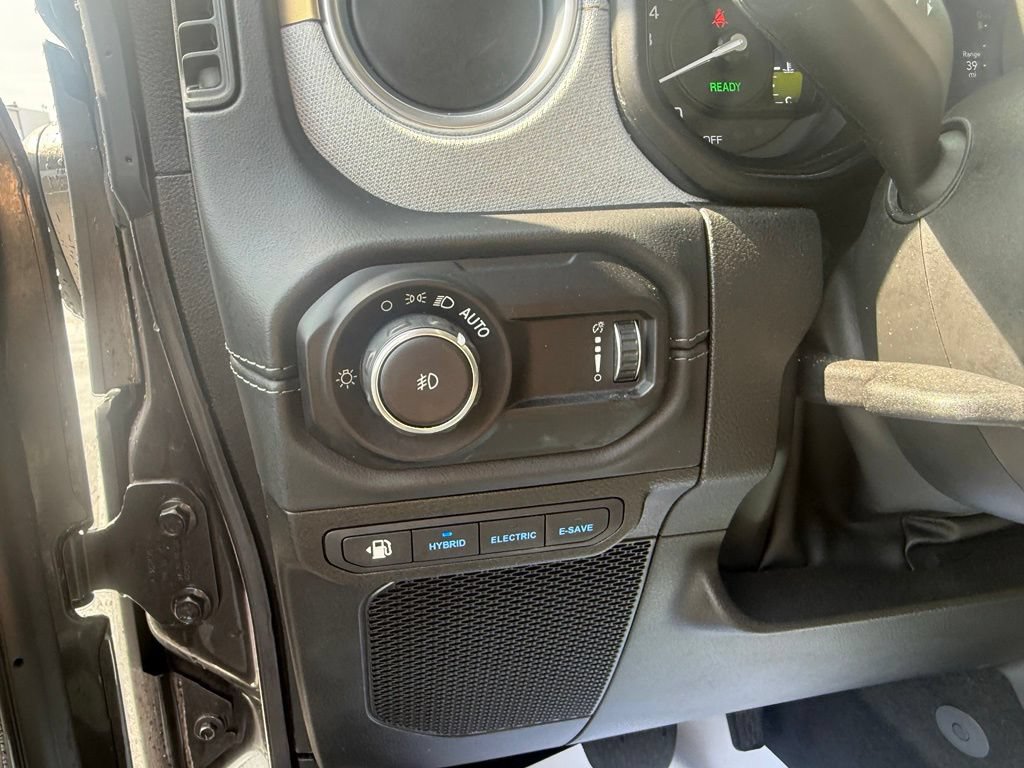 Used 2025 Jeep Wrangler Unlimited Sahara AWD/4WD image 18