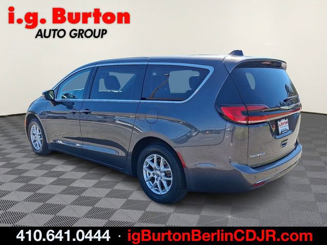 Used 2023 Chrysler Pacifica Touring-L FWD image 4