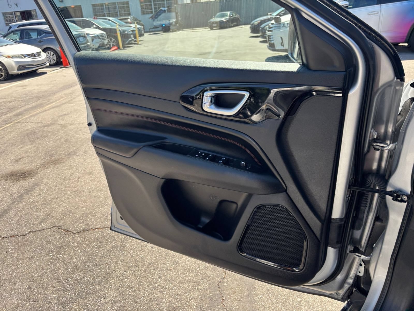 Used 2025 Jeep Compass Trailhawk AWD/4WD image 18