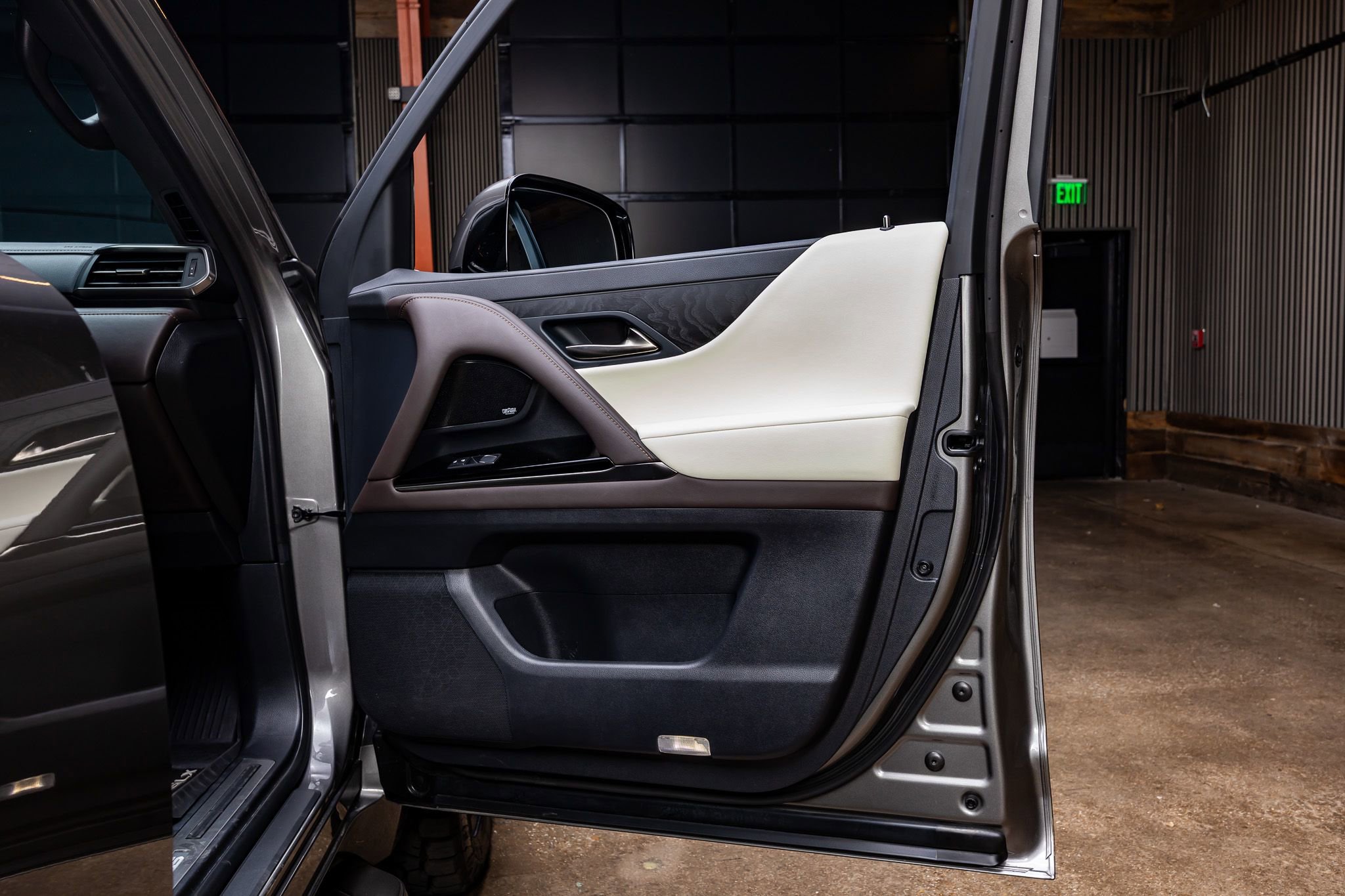 Used 2024 Lexus LX 600 4WD w/ Luxury Package image 36