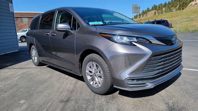 Used 2023 Toyota Sienna LE image 4